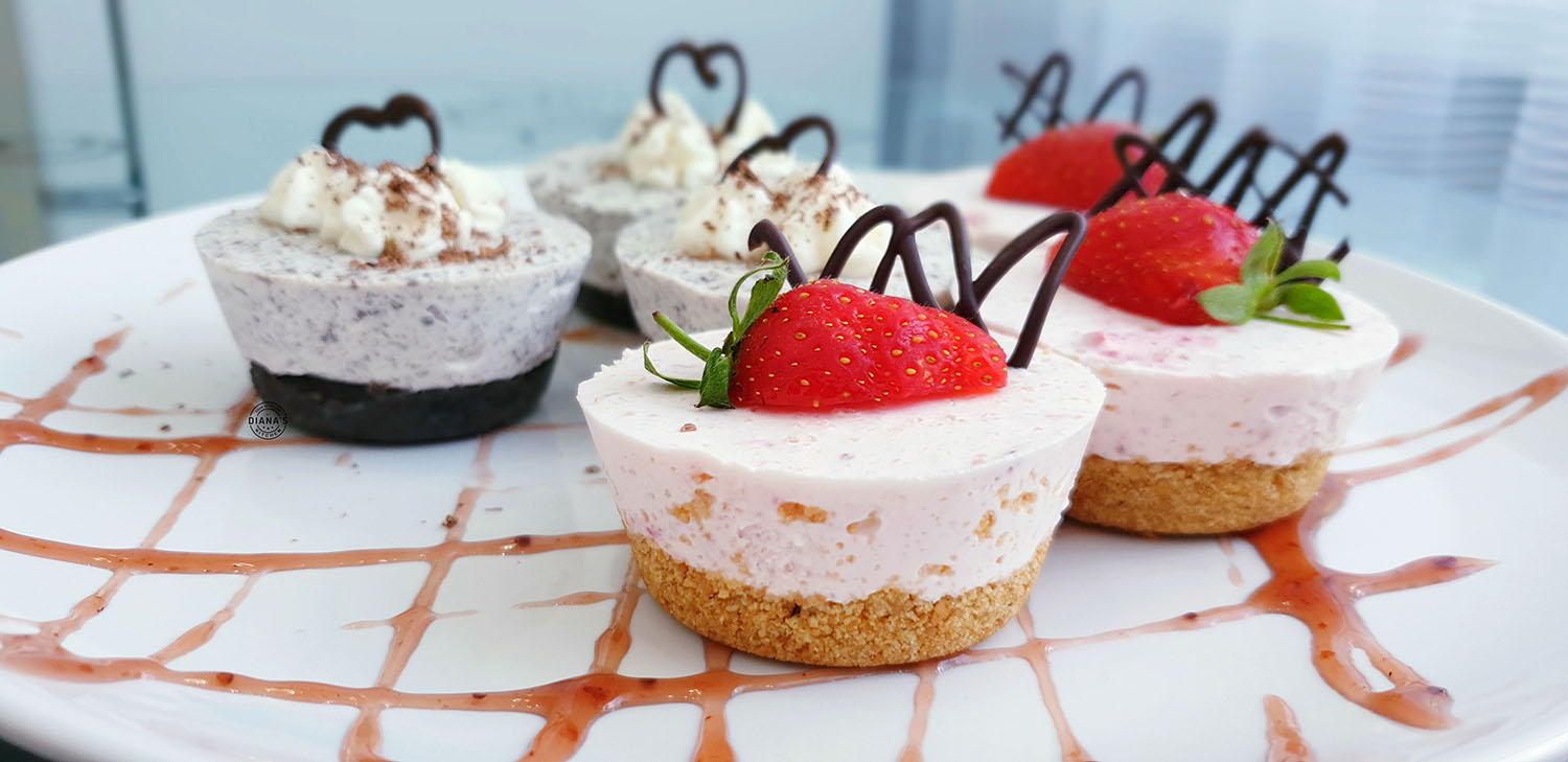 Mini cheesecake-uri cu Oreo si capsuni Mini cheesecake cu Oreo si mini cheesecake cu capsuni 3