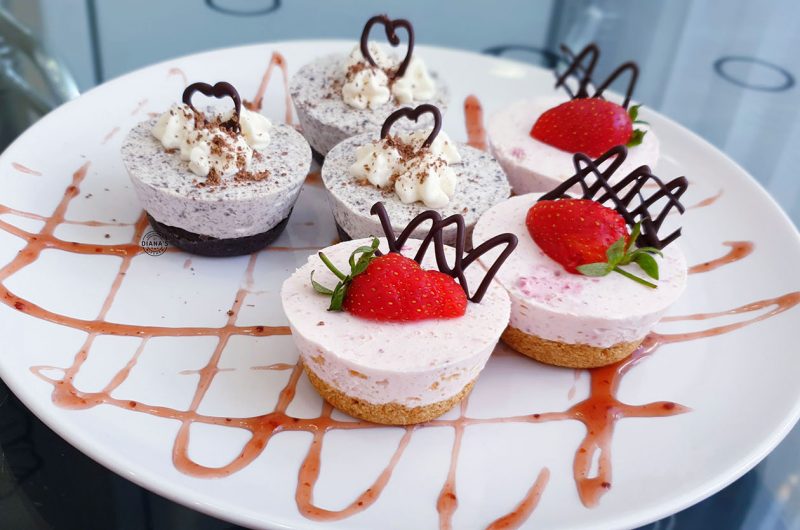 Mini cheesecake-uri cu Oreo si capsuni
