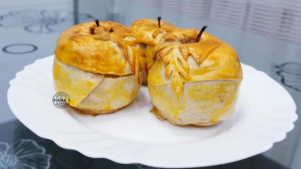 Mere umplute cu halva si invelite in aluat