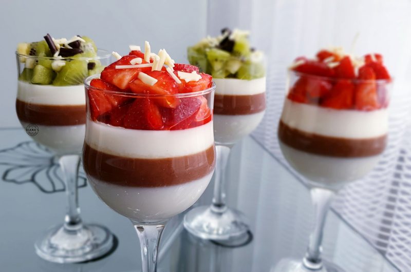 Panna Cotta de vanilie si ciocolata cu fructe