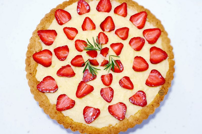 Tarta cu crema de vanilie si capsuni