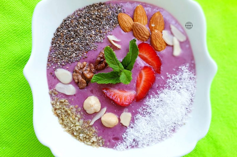 Smoothie Bowl cu mure si banane