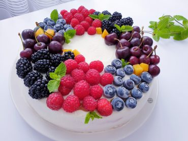 Tort din pandispan cu fructe