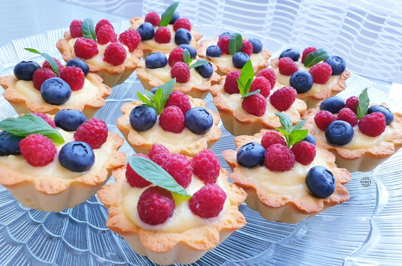 Mini tarte cu crema de vanilie si fructe