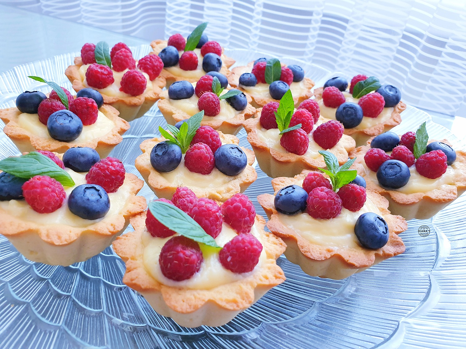 Mini tarte cu crema de vanilie si fructe