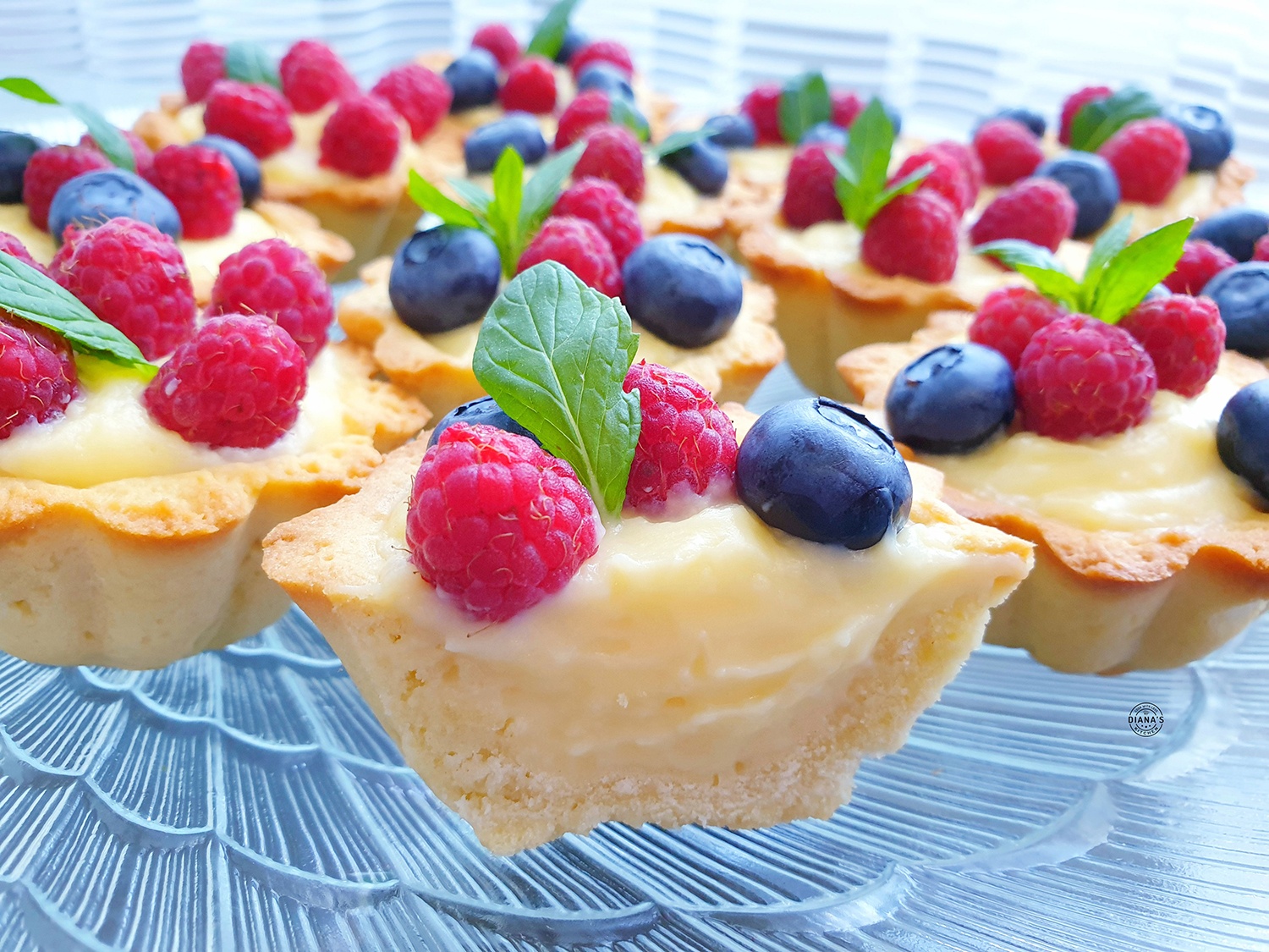 Mini tarte cu crema de vanilie si fructe Mini tarte cu crema de vanilie si fructe 3