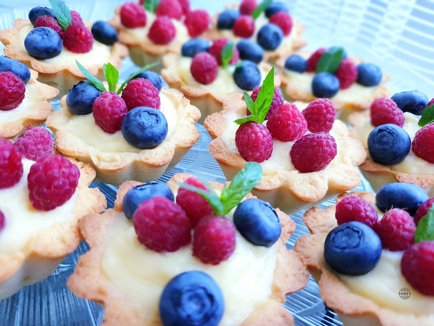 Mini tarte cu crema de vanilie si fructe Mini tarte cu crema de vanilie si fructe 4