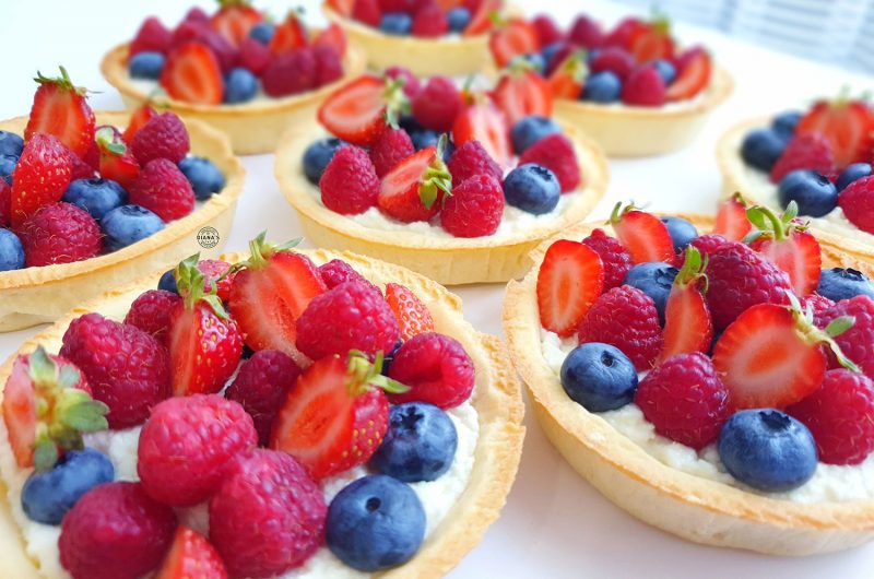 Mini tarte cu crema de branza si fructe