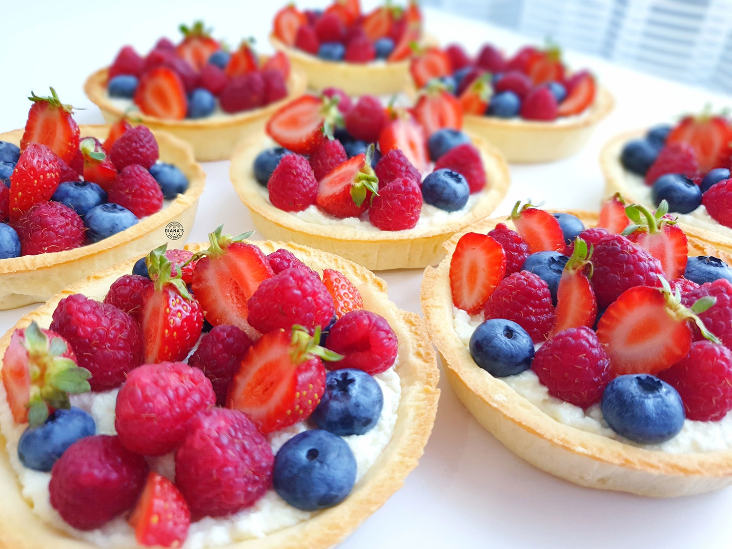 Mini tarte cu crema de branza si fructe