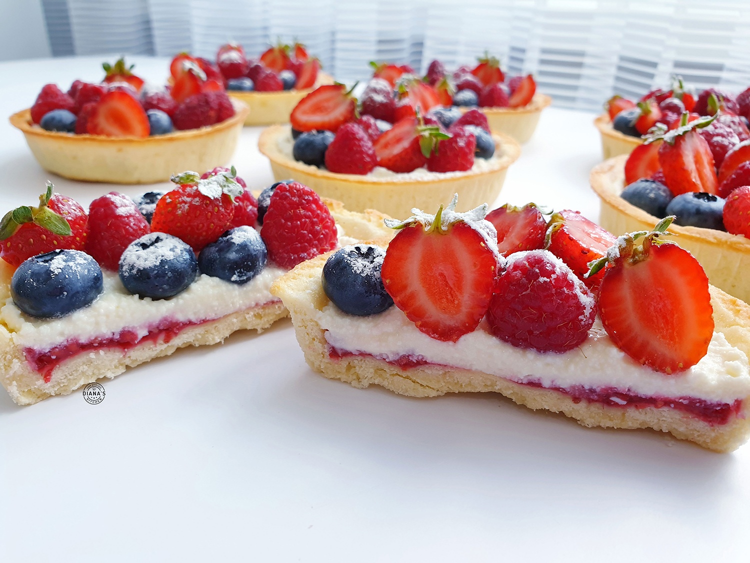 Mini tarte cu crema de branza si fructe Mini tarte cu crema de branza si fructe 8