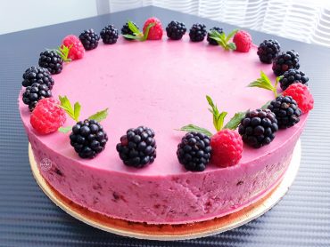 Tort fresh cu mousse de mure