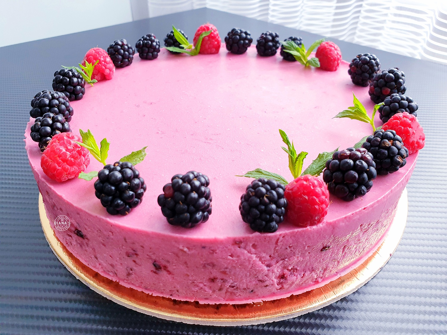 Tort fresh cu mousse de mure
