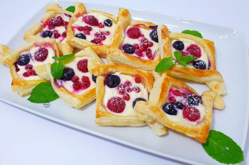 Foietaj cu crema de branza si fructe