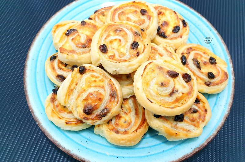 Melcisori din foietaj cu branza dulce si stafide