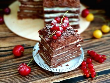 Napoleon de ciocolata cu doua tipuri de crema