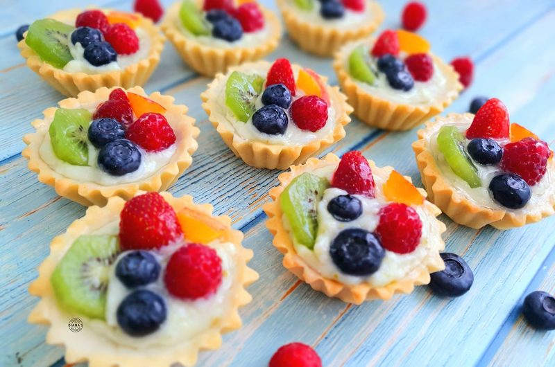 Mini tarte cu budinca de fistic si fructe