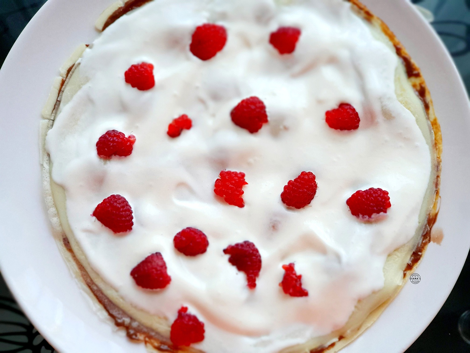 Tort de clatite cu 2 tipuri de crema si zmeura 3