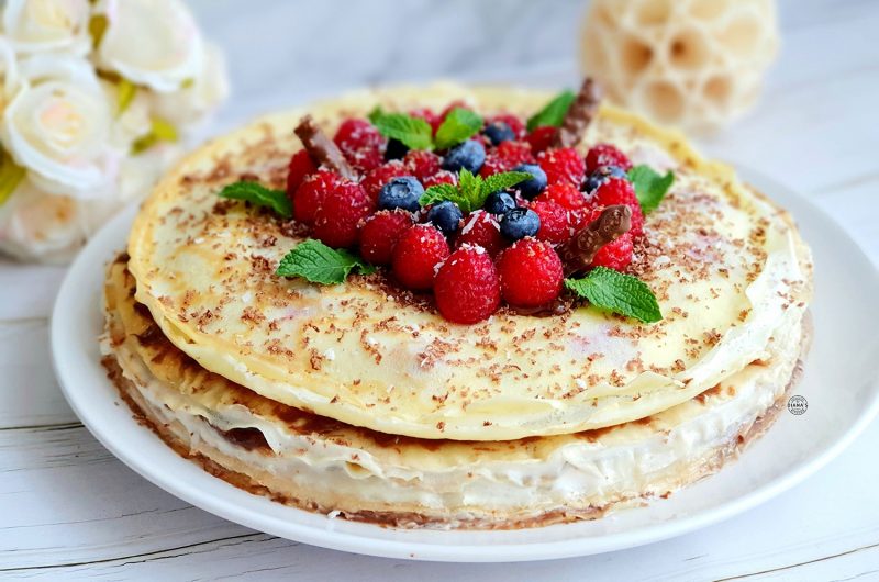 Tort din clatite cu zmeura si 2 tipuri de crema