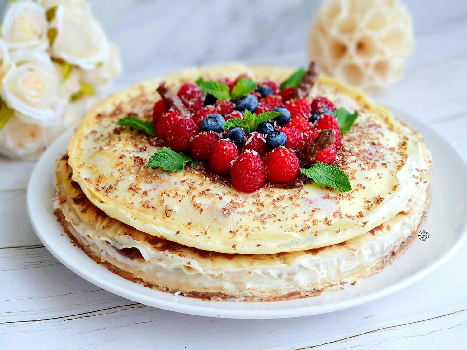 Tort din clatite cu zmeura si 2 tipuri de crema