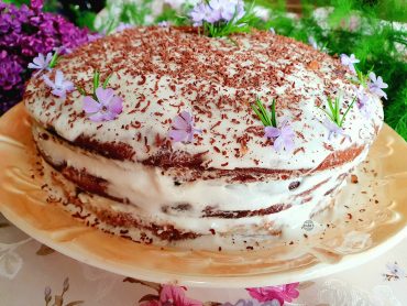 Tort pandispan cu nuci, visine si mac