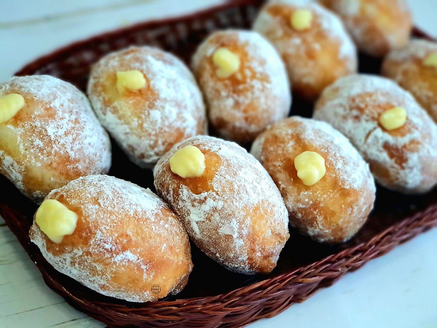 Gogosi cu crema de vanilie Gogosi cu crema de vanilie 3