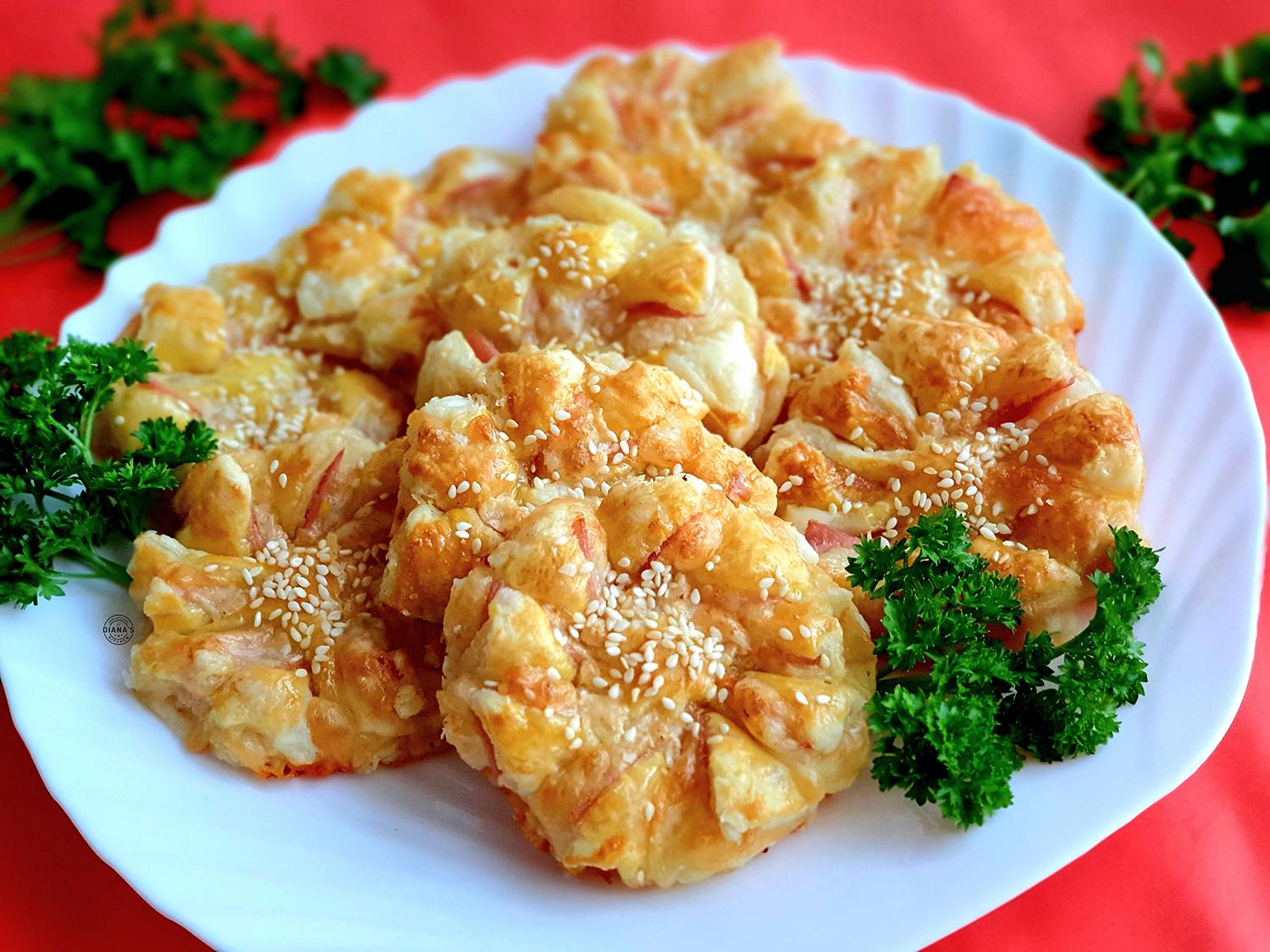 Flori din foietaj cu sunca si cascaval