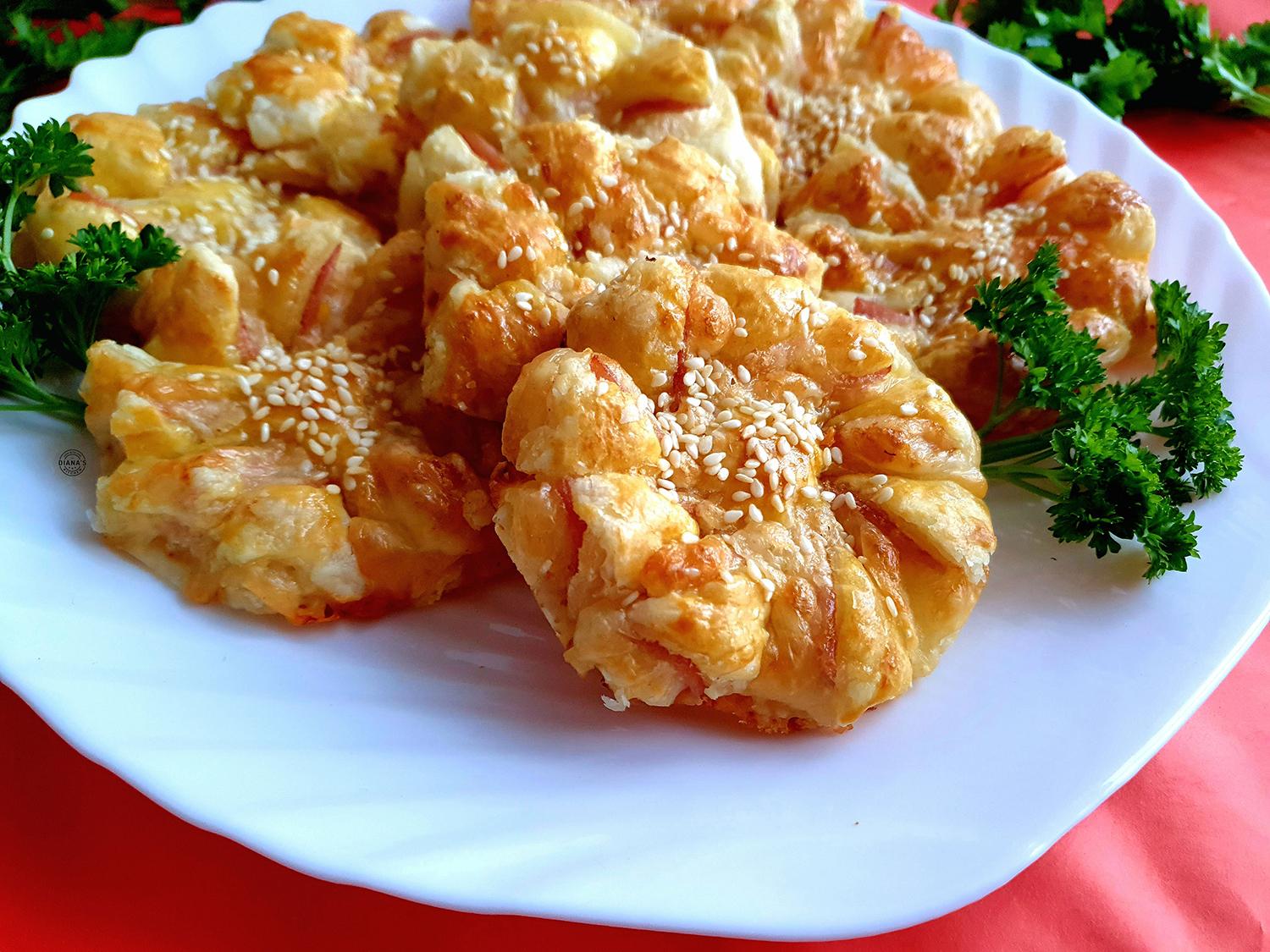 Flori din foietaj cu sunca si cascaval Flori din foietaj cu sunca si cascaval 3