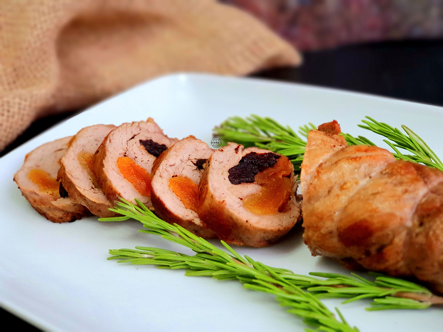 Rulada de porc cu prune si caise uscate