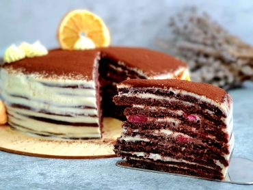 Medovik de ciocolata cu crema plombir