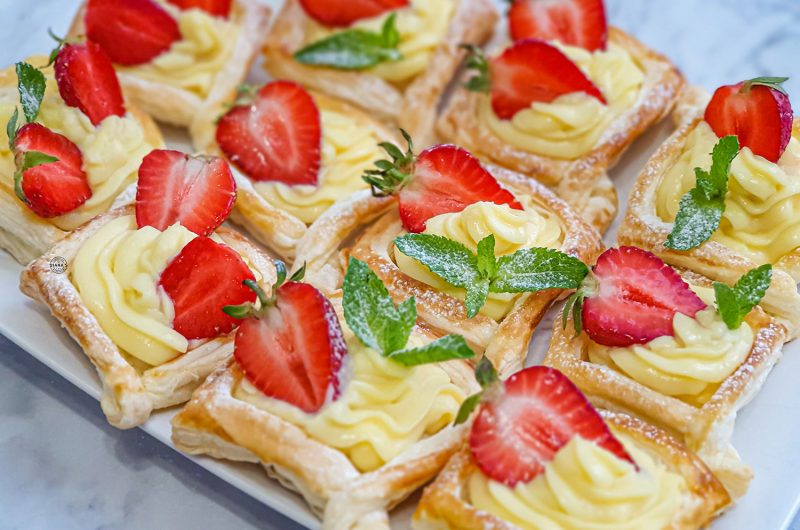Tarte din foietaj cu crema si capsuni