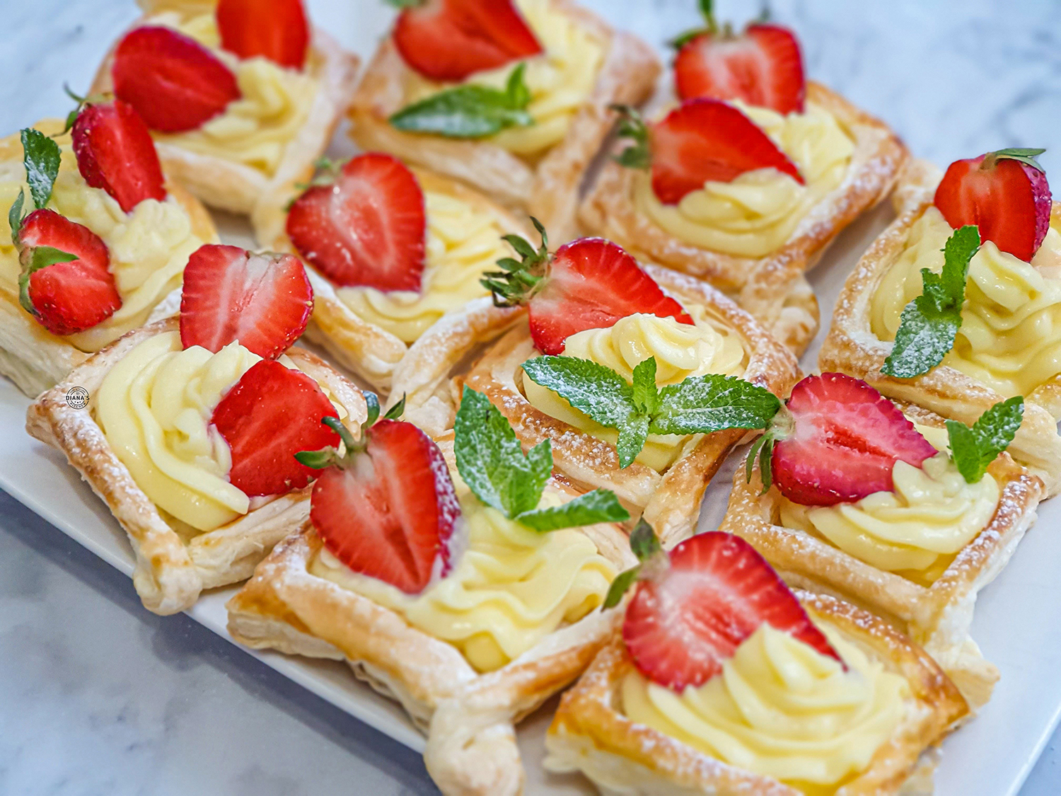 Tarte din foietaj cu crema si capsuni