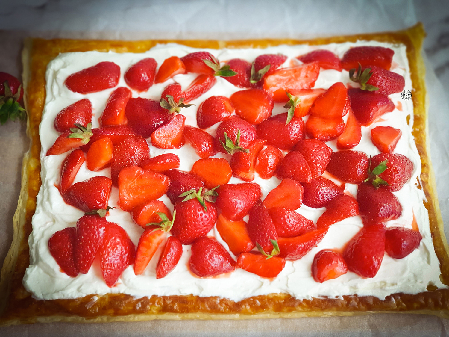 Tarta din foietaj cu capsuni