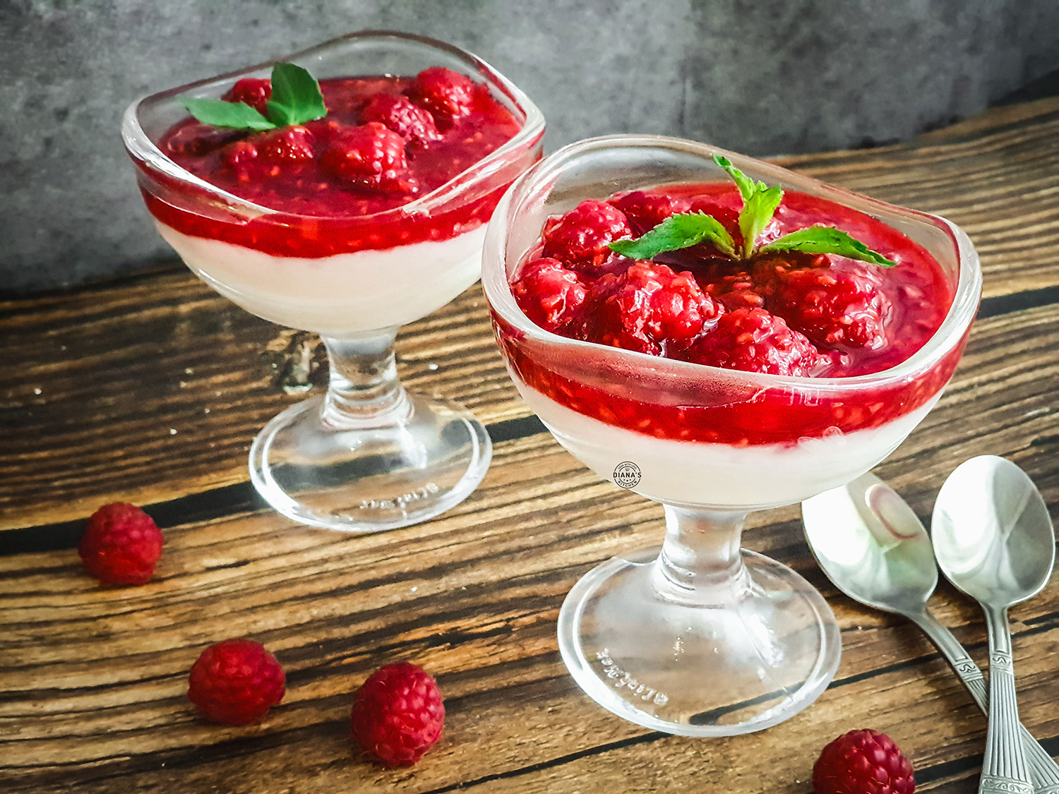 Panna Cotta cu sos de zmeura 2
