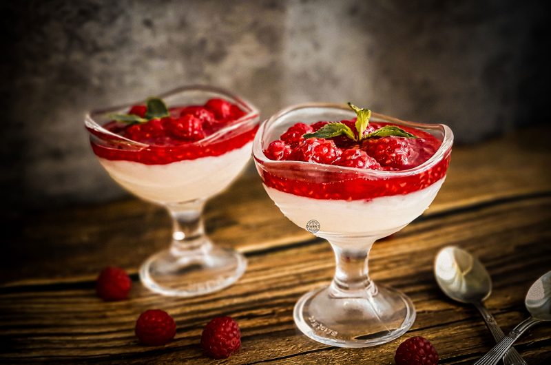 Panna Cotta cu sos de zmeura