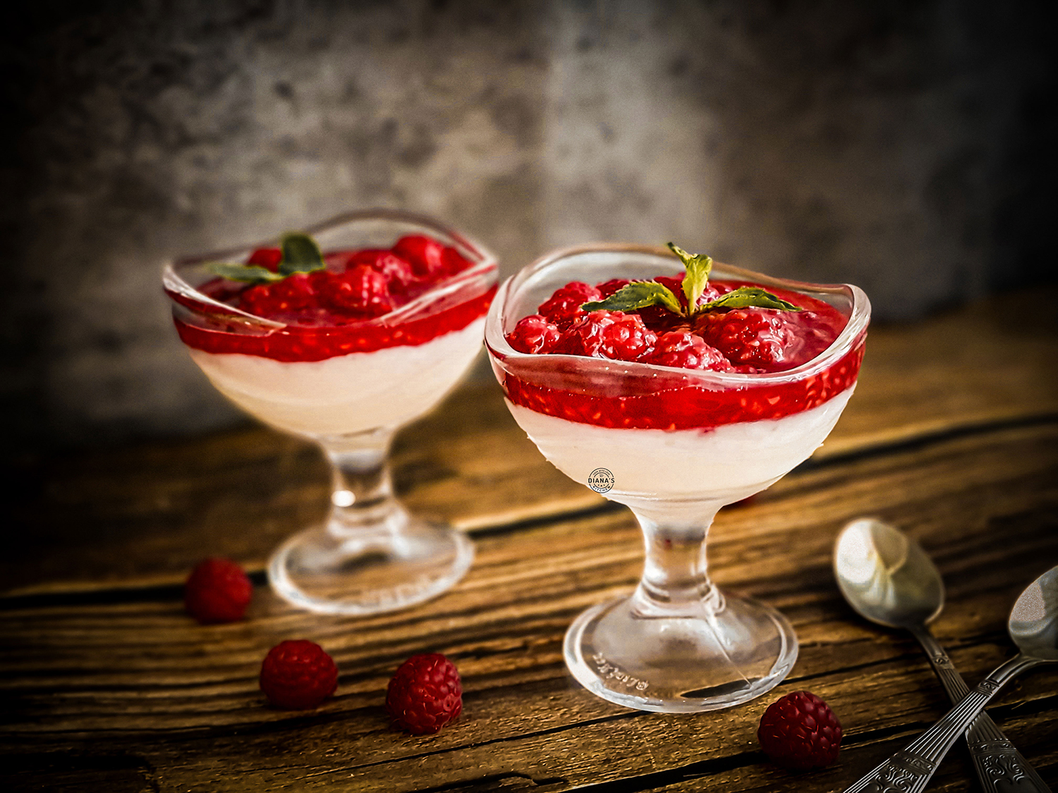 Panna Cotta cu sos de zmeura
